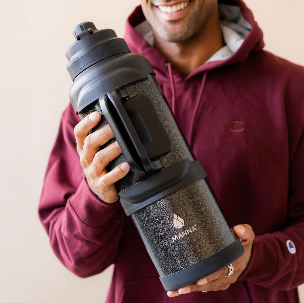 4l-titan-bottle-135-oz-y1 5Manna_Website_Lifestyles-29.jpg